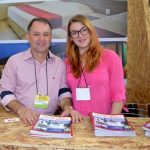 O_gerente-comercial_do_Rafain_Centro_Adilson_Moreno_e_a_operadora_de_reservas_Tatiana_Baez_no_estande_do_grupo_durante_o_Workshop_CVC_-_Foto_Adilson_Borges