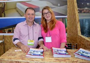 O_gerente-comercial_do_Rafain_Centro_Adilson_Moreno_e_a_operadora_de_reservas_Tatiana_Baez_no_estande_do_grupo_durante_o_Workshop_CVC_-_Foto_Adilson_Borges