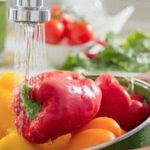 lavar comida torneira