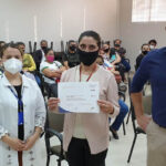 A nutricionista Fabiane Crul Goldschmidt e o técnico de Relações com o Mercado do Senac Paraná, Josimar Paiva Espindola, entregam o certificado da palestra para a profissional Roseli Busata.