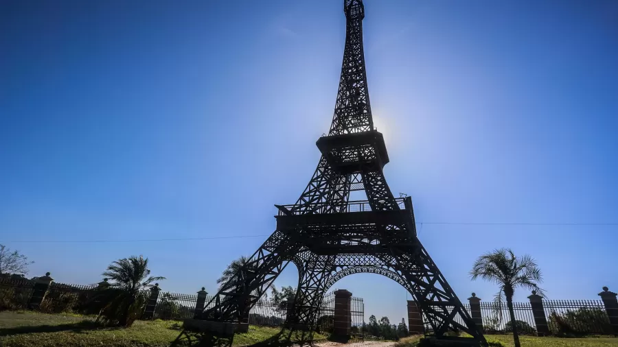 Réplica da Torre Eiffel, em Umuarama, na Região Noroeste do Paraná Imagem: Dirceu Portugal /Fotoarena/Folhapress